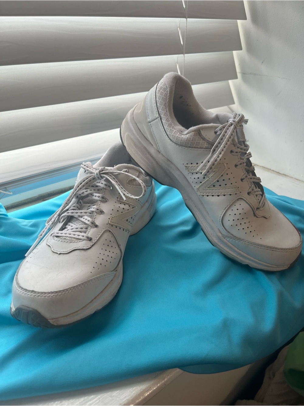 Womens 411 New Balance white leather walking sneaker cushioned footbed size 6
